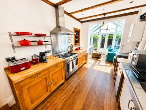 Spacious Four Bedroom in Southbourne - Close to Beach - Large Patio - Parking - Sleeps 6