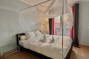 80 m Apartment with Sea & Pool View Sleeps 6