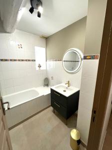 Appartement 70 m2,3 personnes,2 chambres,2 lits en 160, près de tout à pied, piscine de la propriété, parking