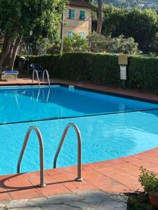 Rappallina Bilocale vista mare con piscina