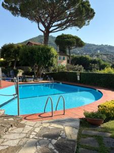 Rappallina Bilocale vista mare con piscina