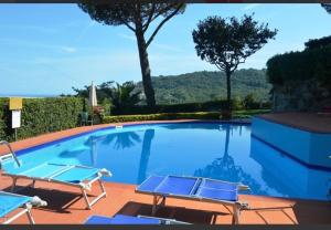 Rappallina Bilocale vista mare con piscina