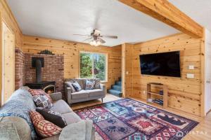 Basecamp Adventures with Firepit, BBQ, Sleeps up to 15