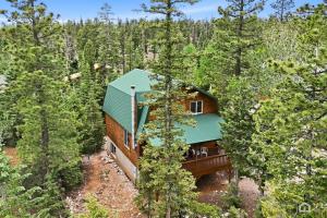 Basecamp Adventures with Firepit, BBQ, Sleeps up to 15