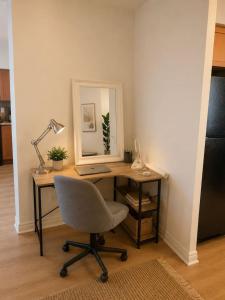 City Retreat 2BR 2BATH Sleeps 8 Free Parking