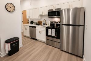 Spacious! Near 4th Street Live & Brown Theatre