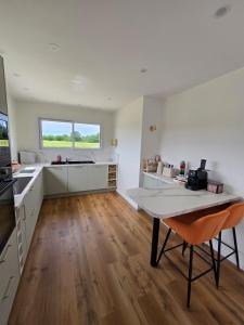 Rez-de-chaussée complet dans une maison contemporaine