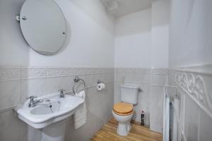 4BR Home Driveway Parking Stevenage