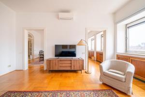 Intrho - Casa Torino 64 Elegant Apartment for 10
