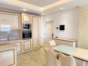 BeachFront & Sea View Apartment 111