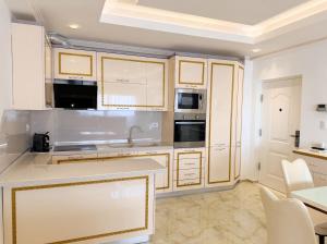 BeachFront & Sea View Apartment 111
