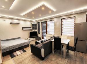Elegant Ground-Floor Studio with Covered Terrace and Direct Access to Nature