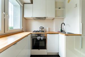 Seaside Homely Apartment by BookingHost