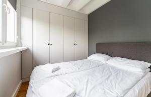 Seaside Homely Apartment by BookingHost