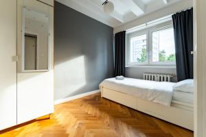 Seaside Homely Apartment by BookingHost