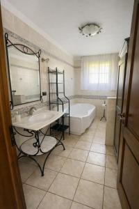 Villa Le Due Rose, up to 10pax with garden in Lunigiana - mytouristhome