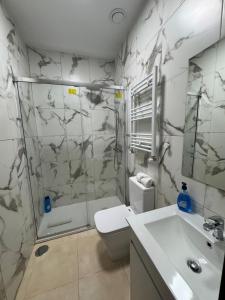 4 cas 6PAX 2 bath wifi american kitchen metro in 2 blocks