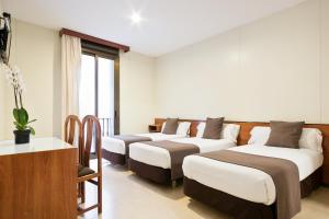 Twin Room with Extra Bed room in Hotel Condal