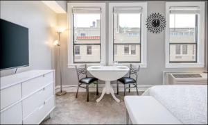 Cozy Palm Beach Studio Near Beach & Pool