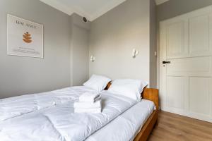 Zielona Peaceful Apartment by BookingHost