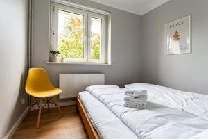 Zielona Peaceful Apartment by BookingHost