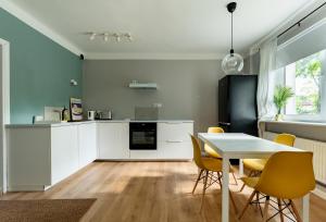 Zielona Peaceful Apartment by BookingHost