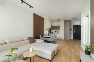 New Verde Apartment by KRAMM