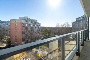 New Verde Apartment by KRAMM