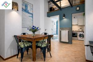 Design Loft con Patio Privato - Vicino Stazione, Tram e Centro - Parcheggio Auto H24 a 6 minuti a Piedi - No ZTL