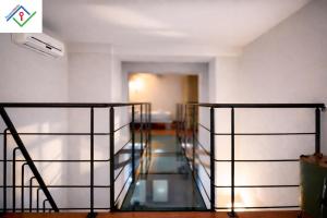Glass Bridge Design Loft con Patio Privato - Vicino Stazione, Tram e Centro - Parcheggio Auto H24 a 6 minuti a Piedi - No ZTL