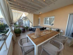 Niki Terrace & Jacuzzi Retreat