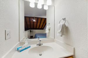 Stylish South Lake Tahoe Loft - Walk to Beach Pool Trails & More