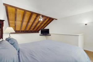 Stylish South Lake Tahoe Loft - Walk to Beach Pool Trails & More