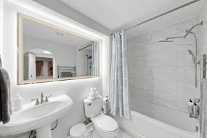 Luxury 2BR Suite Stylish Stay with 2 Free Parking