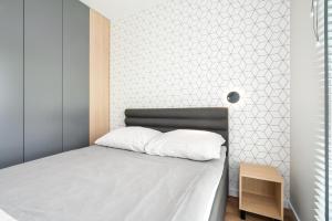 New Bridge Apartment by KRAMM