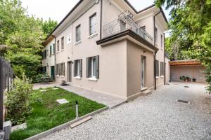 Elegant City-Center Apartment in Villa - Private Parking