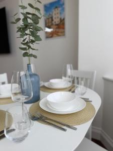 Luxury Seafront Apartment - Private Onsite Parking