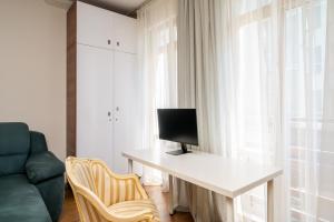Old Town 75sqm flat in a modern building - remote work setup