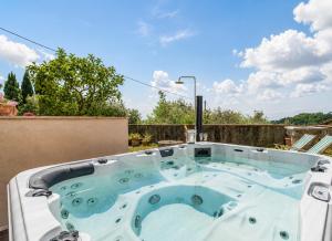 VILLA Castel del Monte - Panoramic Tuscan Villa with Jacuzzi