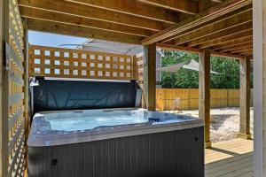 Dog Friendly Barrel Sauna Hot Tub Soundside