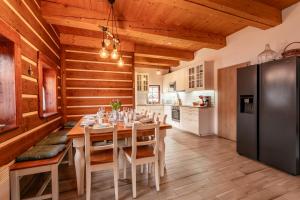 Chalupy Bret v Krkonoších- prostorná chalupa se 3 apartmány, se saunou nebo vířivkou