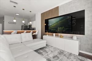 3 Bedrooms 3 Bathrooms Windsor Hills 2570 Ml