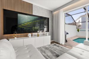 3 Bedrooms 3 Bathrooms Windsor Hills 2570 Ml