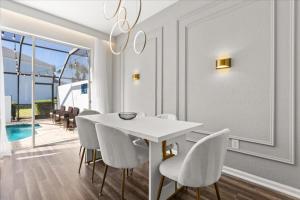 3 Bedrooms 3 Bathrooms Windsor Hills 2570 Ml