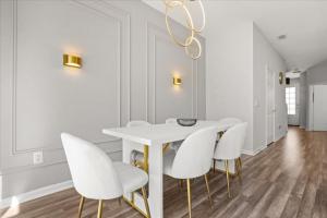3 Bedrooms 3 Bathrooms Windsor Hills 2570 Ml