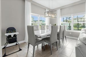 5 Bedrooms 4 Bathrooms Storey Lake 3019Pl