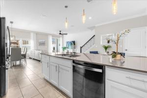 5 Bedrooms 4 Bathrooms Storey Lake 3019Pl