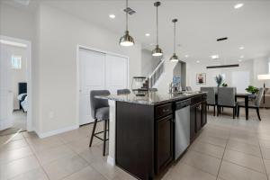 5 Bedroom 55 Bathroom Windsor Island 3297Lw