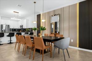 8 Bedroom 5 Bathroom Storey Lake 2992 Pl