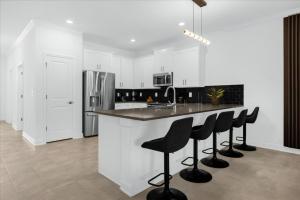 8 Bedroom 5 Bathroom Storey Lake 2992 Pl